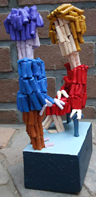 Sculptuur Ontmoeting van Twan de Vos, beeld van keramiek en hout, gesprek tussen man en vrouw