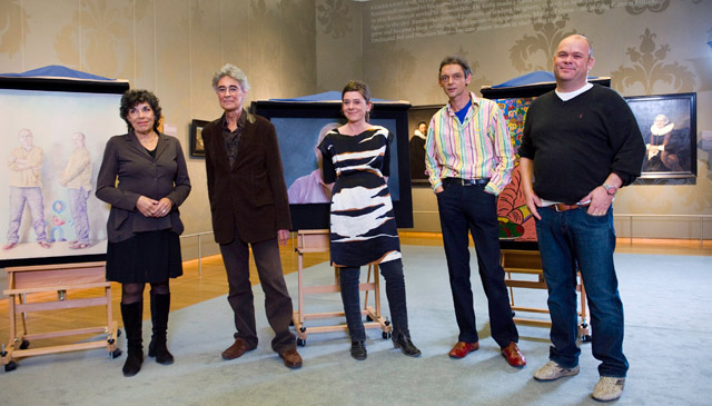 Paul de Leeuw, Hanneke Groenteman en de kunstenaars in het Rijksmuseum in Amsterdam tijdens Sterren op het doek