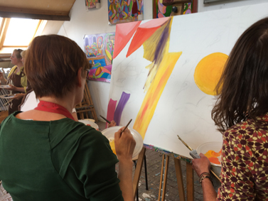 Samen met collega's een schildeij schilderen tijdens een teambuilding op het atelier in Wageningen