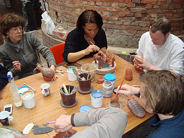 workshop keramiek, samen met collega's, lekker met klei bezig op het atelier van Twan de Vos in Wageningen